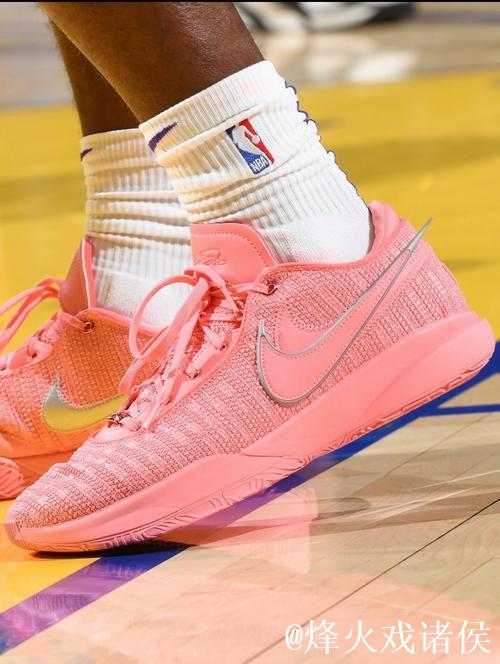 马尔卡宁脚踏粉色Lebron20，狂砍33分16篮板展现绝佳篮板嗅觉